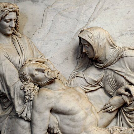 Ein Ausschnitt aus dem Grablegungs-Relief im Altarraum der Hauptkirche St. Petri zeigt den Leichnam Jesu in den Armen von Johannes mit der trauernden Mutter Maria